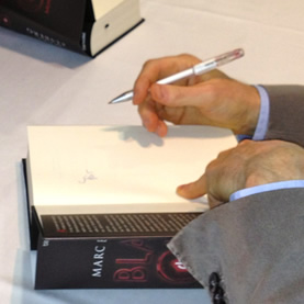 Marc Elsberg signiert „Blackout“ auf dem EVN Aktionärstag, Juni 2012