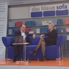 Marc Elsberg sitzt auf dem Blauen Sofa, Leipzig März 2012
