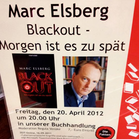 Marc Elsberg auf einem Plakat neben seinem neuen Roman „Blackout“