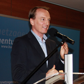 Marc Elsberg spricht bei der Bundesnetzagentur in Bonn im Oktober 2012