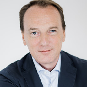 Marc Elsberg lächelt in die Kamera.